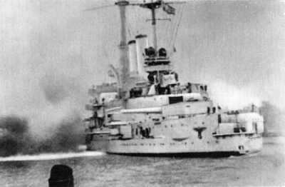 Pancernik Schleswig-Holstein bombarduje Westerplatte, wrzesień 1939 r. (źródło: IPN)