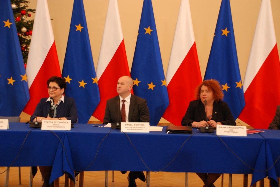 Minister Spraw Wewnętrznych - Teresa Piotrowska, Szef CBA - Paweł Wojtunik, Szef Służby Cywilnej - Claudia Torres-Bartyzel. Fot. CBA