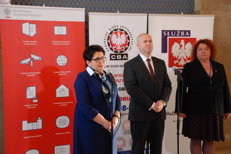 Minister Spraw Wewnętrznych - Teresa Piotrowska, Szef CBA - Paweł Wojtunik, Szef Służby Cywilnej - Claudia Torres-Bartyzel. Fot. CBA