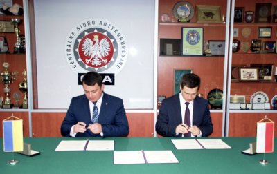Od lewej:Dyrektor Narodowego Antykorupcyjnego Biura Ukrainy Art Sytnyk oraz Szef Centralnego Biura Antykorupcyjnego Ernest Bejda podczas podpisywania memorandum