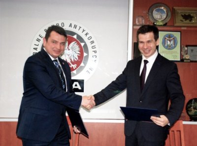 Od lewej: Dyrektor Narodowego Antykorupcyjnego Biura Ukrainy Art Sytnyk oraz Szef Centralnego Biura Antykorupcyjnego Ernest Bejda po podpisaniu memorandum