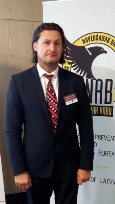 Grzegorz Ocieczek podczas konferencji KNAB