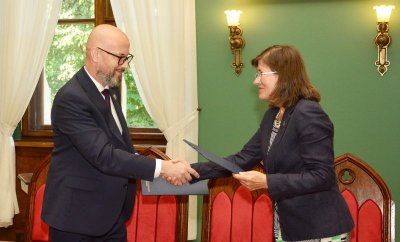 Fot. Jerzy Sawicz – Na zdjęciu od lewej Szef CBA Andrzej Stróżny i Prorektor UJ ds. współpracy międzynarodowej prof. Dorota Malec